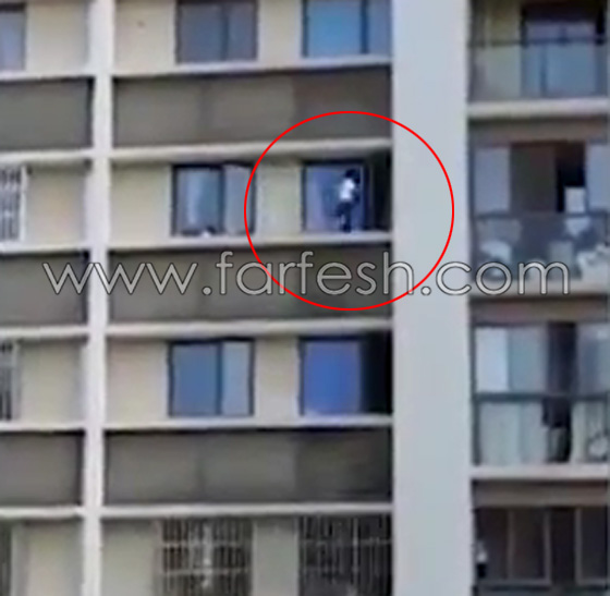 فيديو يحبس الانفاس لطفلين يلعبان على حافة ضيقة لنافذة منزلهم في الطابق الـ 11 صورة رقم 2