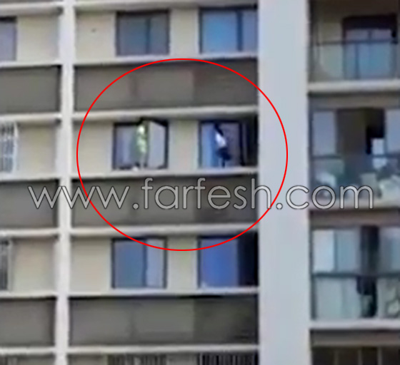 فيديو يحبس الانفاس لطفلين يلعبان على حافة ضيقة لنافذة منزلهم في الطابق الـ 11 صورة رقم 3
