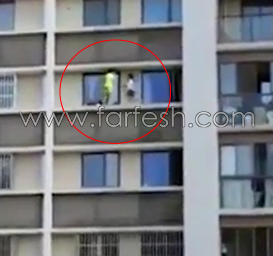 فيديو يحبس الانفاس لطفلين يلعبان على حافة ضيقة لنافذة منزلهم في الطابق الـ 11 صورة رقم 4