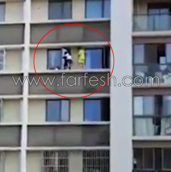 فيديو يحبس الانفاس لطفلين يلعبان على حافة ضيقة لنافذة منزلهم في الطابق الـ 11 صورة رقم 5