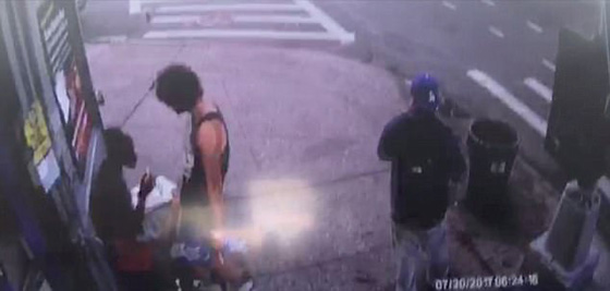 فيديو وصور.. شاب يطعن آخر في قلبه اثناء تناوله الفطور في نيويورك صورة رقم 1