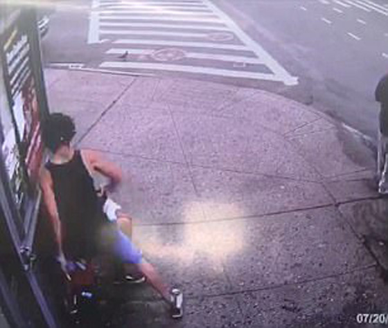 فيديو وصور.. شاب يطعن آخر في قلبه اثناء تناوله الفطور في نيويورك صورة رقم 3