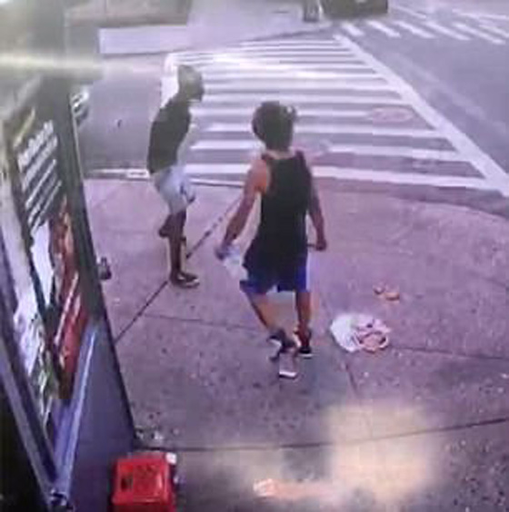 فيديو وصور.. شاب يطعن آخر في قلبه اثناء تناوله الفطور في نيويورك صورة رقم 4