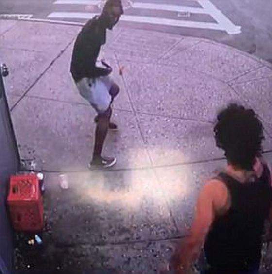 فيديو وصور.. شاب يطعن آخر في قلبه اثناء تناوله الفطور في نيويورك صورة رقم 5