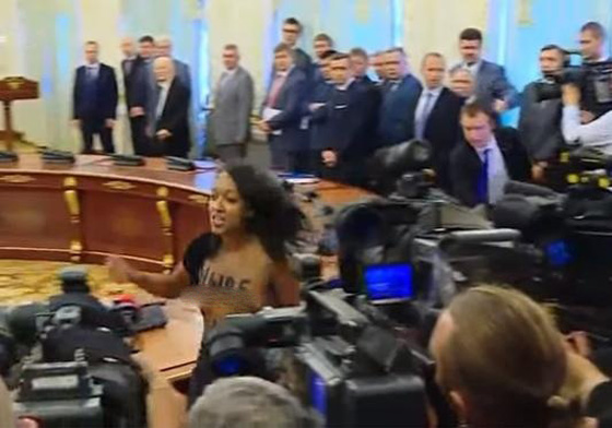 فتاة تخلع ملابسها امام رئيسي دولتين وتواجه عقوبة السجن عامين.. فيديو صورة رقم 2