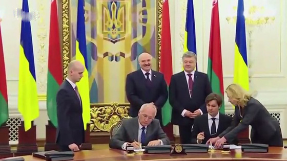 فتاة تخلع ملابسها امام رئيسي دولتين وتواجه عقوبة السجن عامين.. فيديو صورة رقم 7