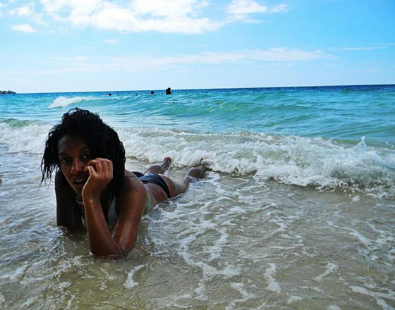 فتاة تخلع ملابسها امام رئيسي دولتين وتواجه عقوبة السجن عامين.. فيديو صورة رقم 12