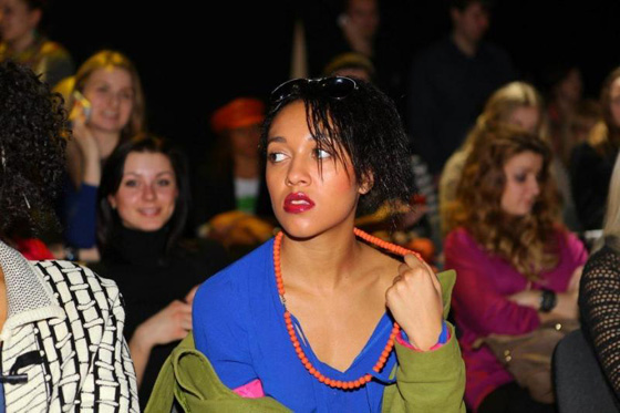 فتاة تخلع ملابسها امام رئيسي دولتين وتواجه عقوبة السجن عامين.. فيديو صورة رقم 16