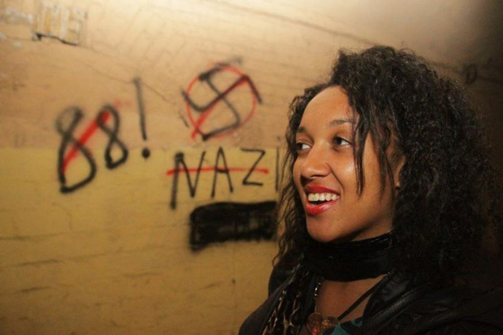 فتاة تخلع ملابسها امام رئيسي دولتين وتواجه عقوبة السجن عامين.. فيديو صورة رقم 9