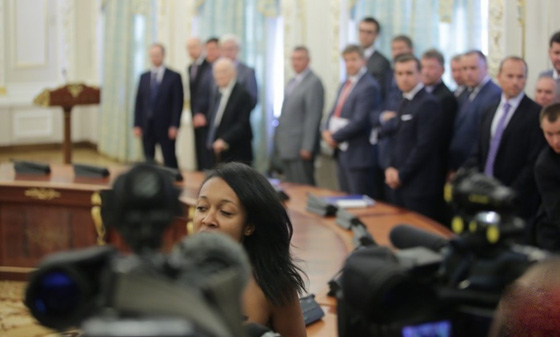 فتاة تخلع ملابسها امام رئيسي دولتين وتواجه عقوبة السجن عامين.. فيديو صورة رقم 4