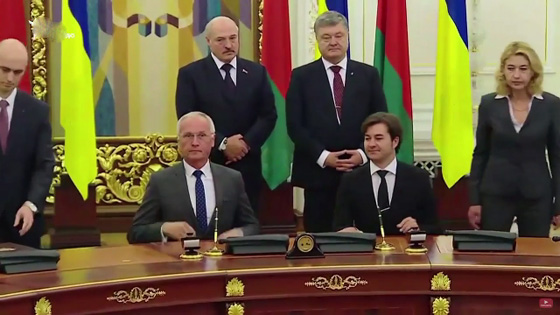 فتاة تخلع ملابسها امام رئيسي دولتين وتواجه عقوبة السجن عامين.. فيديو صورة رقم 1