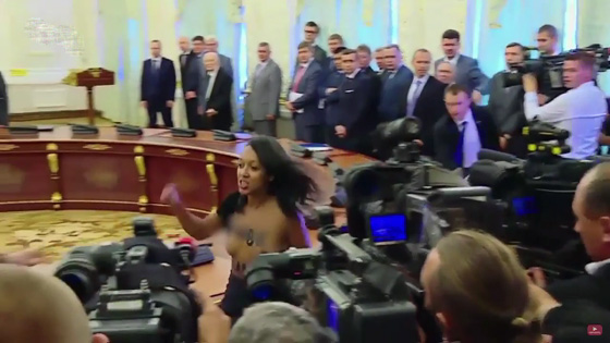 فتاة تخلع ملابسها امام رئيسي دولتين وتواجه عقوبة السجن عامين.. فيديو صورة رقم 5