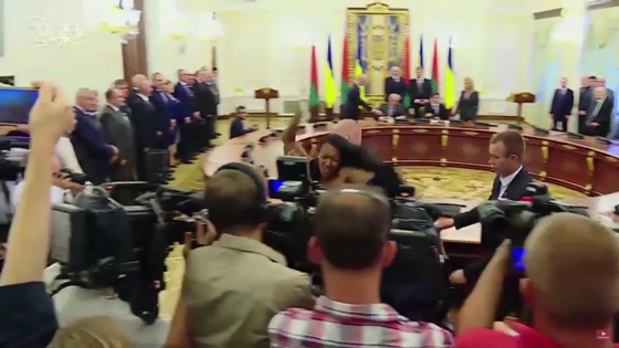 فتاة تخلع ملابسها امام رئيسي دولتين وتواجه عقوبة السجن عامين.. فيديو صورة رقم 6