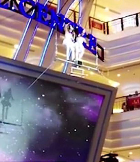 راقصة تسقط من ارتفاع شاهق بعدما فشلت في الإمساك بالأرجوحة.. فيديو صورة رقم 1