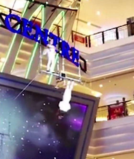 راقصة تسقط من ارتفاع شاهق بعدما فشلت في الإمساك بالأرجوحة.. فيديو صورة رقم 2