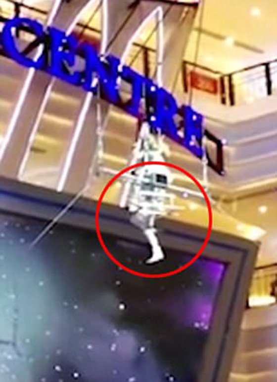 راقصة تسقط من ارتفاع شاهق بعدما فشلت في الإمساك بالأرجوحة.. فيديو صورة رقم 3