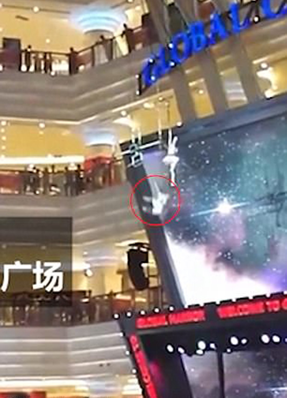 راقصة تسقط من ارتفاع شاهق بعدما فشلت في الإمساك بالأرجوحة.. فيديو صورة رقم 4