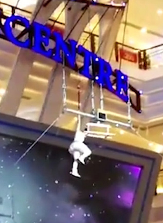 راقصة تسقط من ارتفاع شاهق بعدما فشلت في الإمساك بالأرجوحة.. فيديو صورة رقم 5