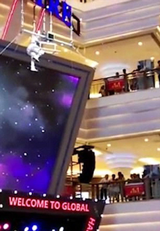 راقصة تسقط من ارتفاع شاهق بعدما فشلت في الإمساك بالأرجوحة.. فيديو صورة رقم 6