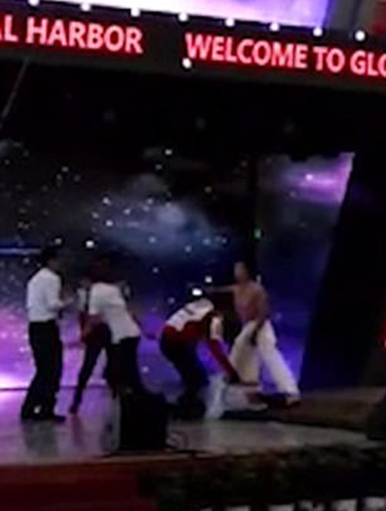 راقصة تسقط من ارتفاع شاهق بعدما فشلت في الإمساك بالأرجوحة.. فيديو صورة رقم 7