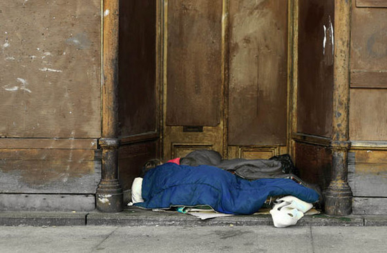 مدير مؤسسة خيرية للمشردين يسرق الملايين ليعيش حياة بذخ ورفاهية! صورة رقم 4