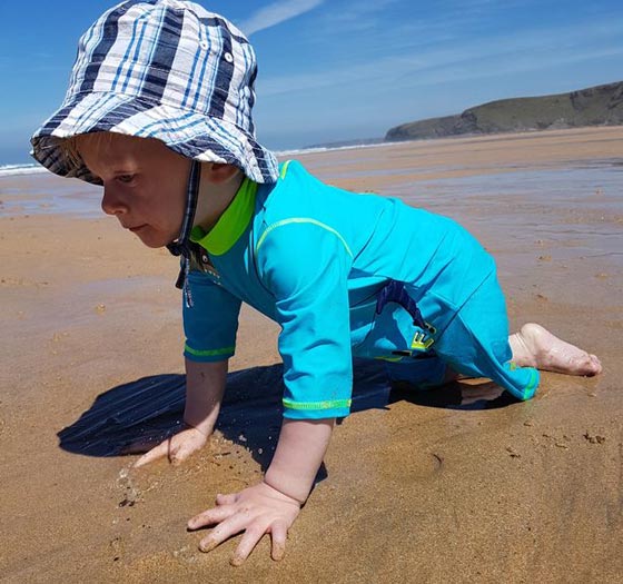 فيديو مؤثر.. طفل يمشي أولى خطواته قبل خضوعه لجراحة بترت فيها ساقه! صورة رقم 10