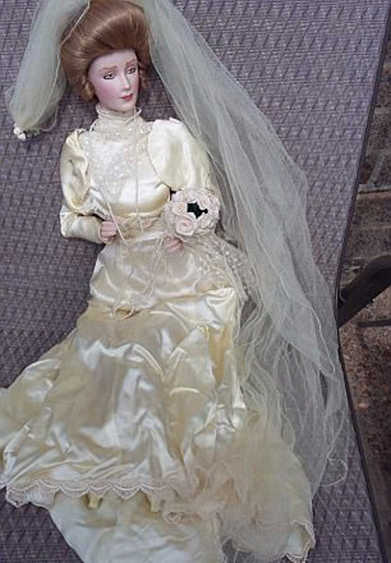 دمية مسكونة بروح شريرة تسبب حوادث مخيفة وتثير رعب عائلة! صورة رقم 1