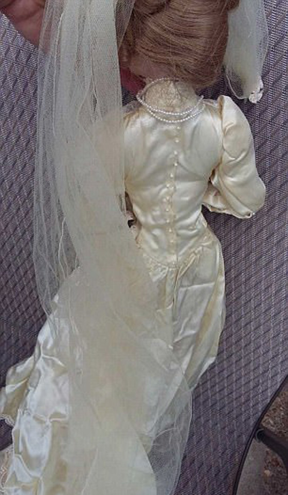 دمية مسكونة بروح شريرة تسبب حوادث مخيفة وتثير رعب عائلة! صورة رقم 9