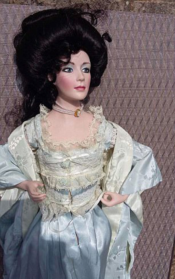 دمية مسكونة بروح شريرة تسبب حوادث مخيفة وتثير رعب عائلة! صورة رقم 4