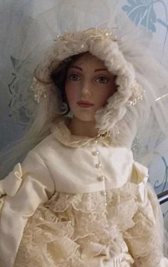 دمية مسكونة بروح شريرة تسبب حوادث مخيفة وتثير رعب عائلة! صورة رقم 8