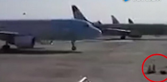 شاهد كيف اوقف هذا العامل طائرة ركاب بسبب خلل ومنع حدوث كارثة صورة رقم 1