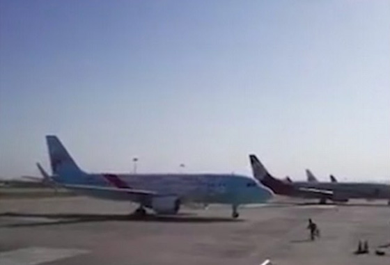 شاهد كيف اوقف هذا العامل طائرة ركاب بسبب خلل ومنع حدوث كارثة صورة رقم 2