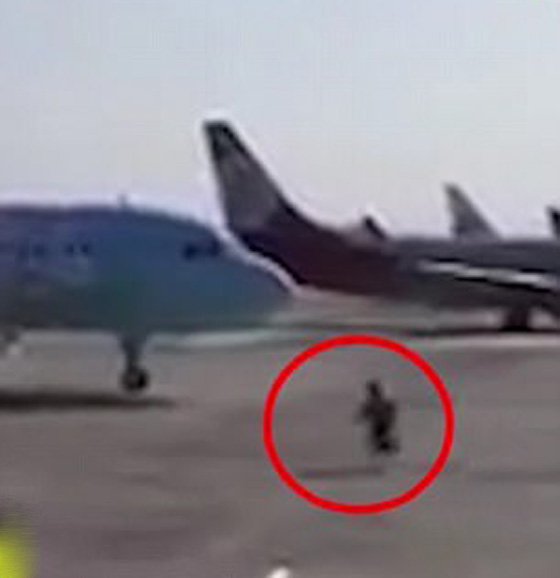 شاهد كيف اوقف هذا العامل طائرة ركاب بسبب خلل ومنع حدوث كارثة صورة رقم 4