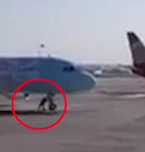 شاهد كيف اوقف هذا العامل طائرة ركاب بسبب خلل ومنع حدوث كارثة صورة رقم 5