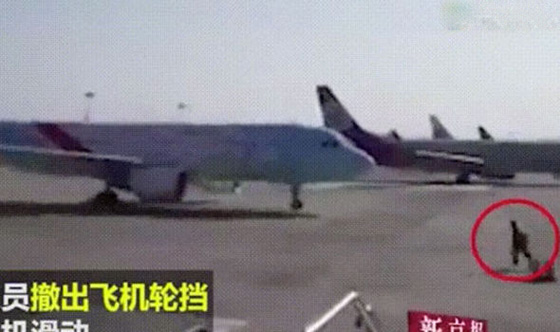 شاهد كيف اوقف هذا العامل طائرة ركاب بسبب خلل ومنع حدوث كارثة صورة رقم 3