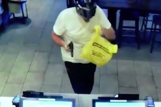 رجل خمسيني ينقضّ بالكرسي على لص مسلح ويكسّر عظامه.. فيديو صورة رقم 1