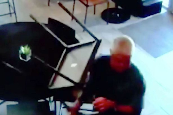رجل خمسيني ينقضّ بالكرسي على لص مسلح ويكسّر عظامه.. فيديو صورة رقم 3