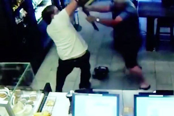 رجل خمسيني ينقضّ بالكرسي على لص مسلح ويكسّر عظامه.. فيديو صورة رقم 8