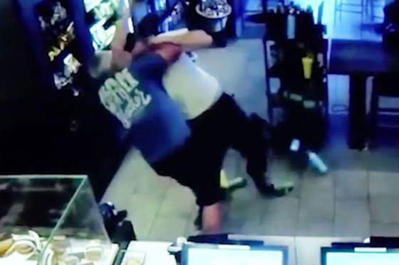 رجل خمسيني ينقضّ بالكرسي على لص مسلح ويكسّر عظامه.. فيديو صورة رقم 10