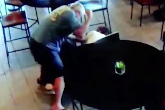 رجل خمسيني ينقضّ بالكرسي على لص مسلح ويكسّر عظامه.. فيديو صورة رقم 12
