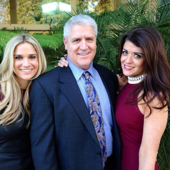 رجل خمسيني ينقضّ بالكرسي على لص مسلح ويكسّر عظامه.. فيديو صورة رقم 15