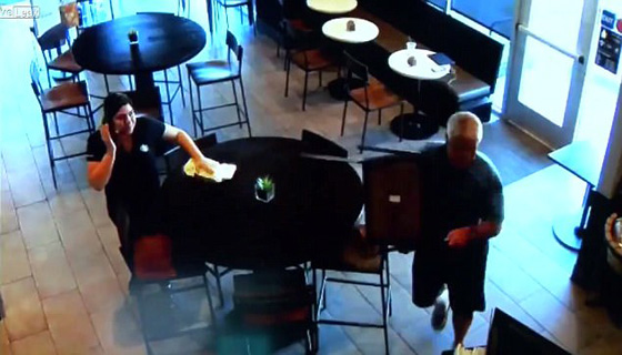 رجل خمسيني ينقضّ بالكرسي على لص مسلح ويكسّر عظامه.. فيديو صورة رقم 5