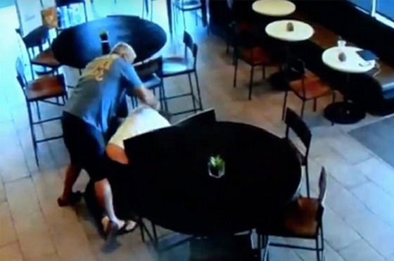 رجل خمسيني ينقضّ بالكرسي على لص مسلح ويكسّر عظامه.. فيديو صورة رقم 14