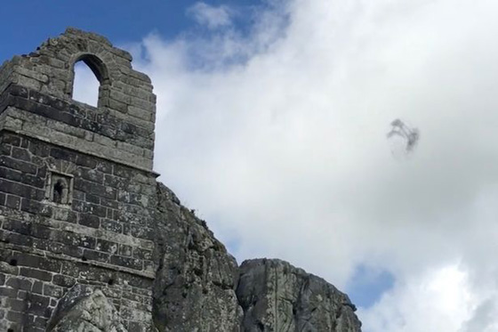 فيديو مثير.. طبق طائر متحول في سماء كورنال البريطانية يثير الذعر  صورة رقم 4