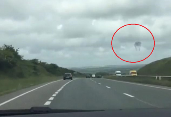 فيديو مثير.. طبق طائر متحول في سماء كورنال البريطانية يثير الذعر  صورة رقم 6