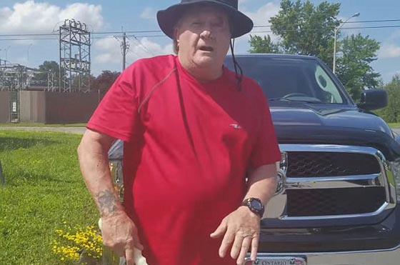 فيديو صادم.. شاهد كيف أدمى سائق شاحنة درّاجاً مسنا ضربا بالهراوة صورة رقم 4