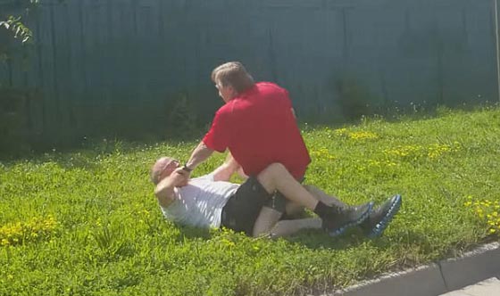 فيديو صادم.. شاهد كيف أدمى سائق شاحنة درّاجاً مسنا ضربا بالهراوة صورة رقم 1