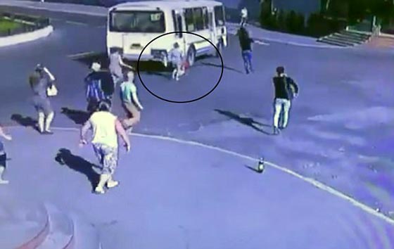 فيديو مروع.. علقت قدم الطفلة بباب الحافلة فسحلتها امام اعين والدتها صورة رقم 1