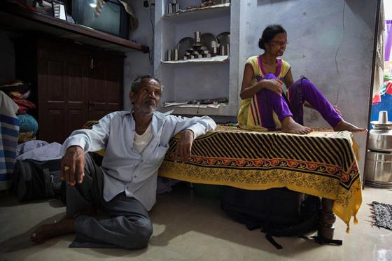 أم وابنتها تعيشان مع رجل شوههما بماء النار.. فيديو وصور صورة رقم 6