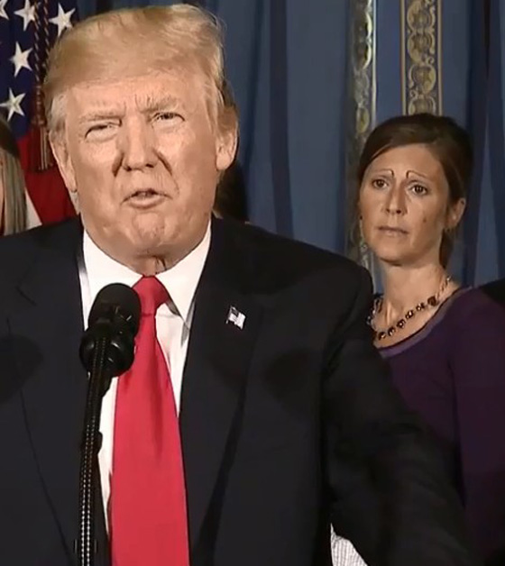 بالفيديو.. من السيدة التي خطفت الأنظار من دونالد ترامب؟! صورة رقم 2